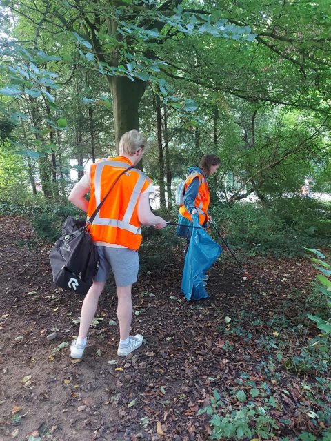 Zwerfafval opruimen tijdens de World Clean Up Day 2025