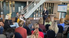 Het werk van bestuurders is divers. Dijkgraaf Roeland van der Schaaf vertelt hier meer over het werk van het waterschap.