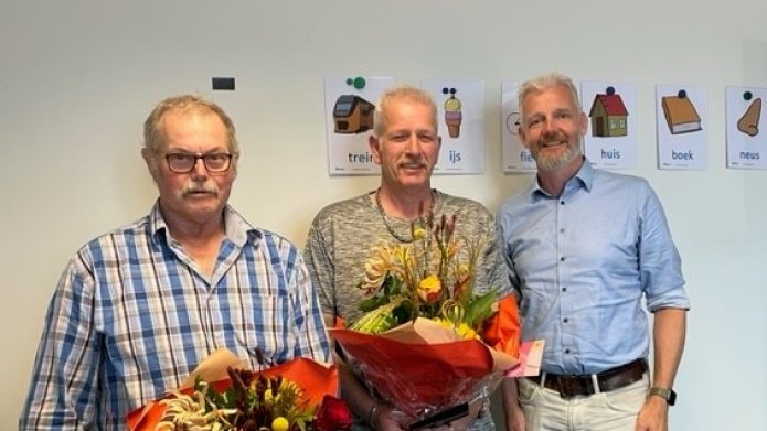Bloemetje voor taalambassadeurs Willem en Binne