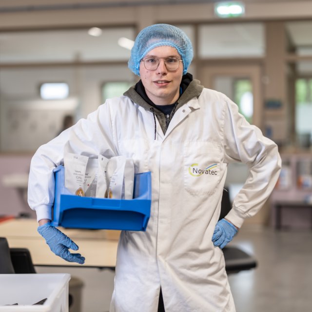 Sven de Boer met producten van Odin in de hand.