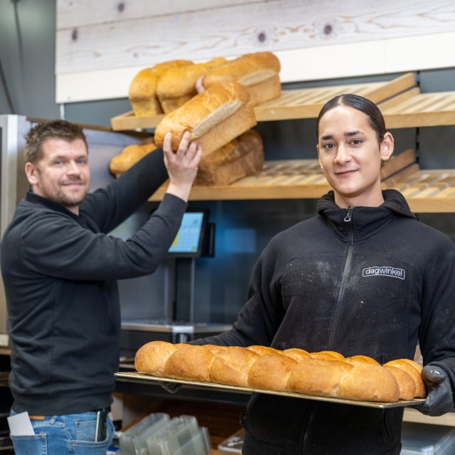 Robin Wierstra aan het werk bij Dagwinkel Aduard