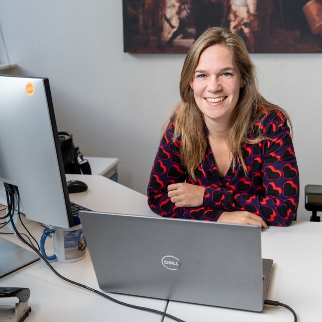 Foto: Berdien de Boer achter haar laptop