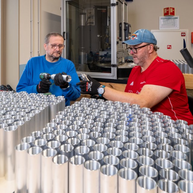 Twee medewerkers van de afdeling Techniek zijn bezig met het in elkaar zetten van Quooker kranen.
