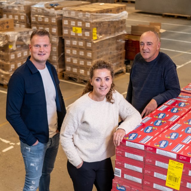 Antoinette Wolters, Dennis Baalman en Herman van der Til bij de snoepjes op de afdeling Inpak