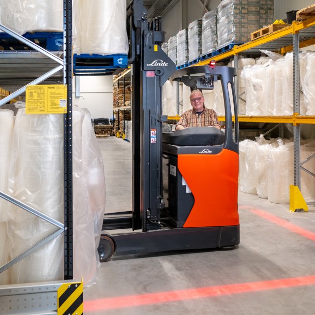 Minko aan het werk op de reachheftruck