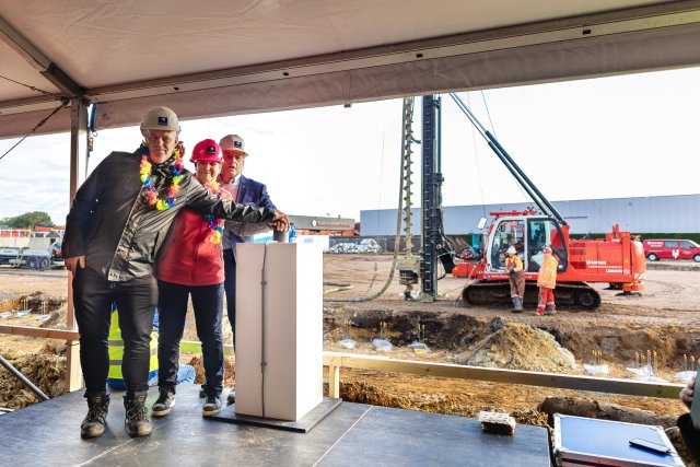 Bert Nederveen, Wientje Oldenburger en Martijn Kooyman geven startsein voor nieuwbouw Leeksterveld