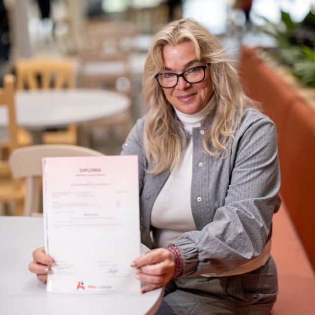 Nicole Fanta toont tros haar diploma