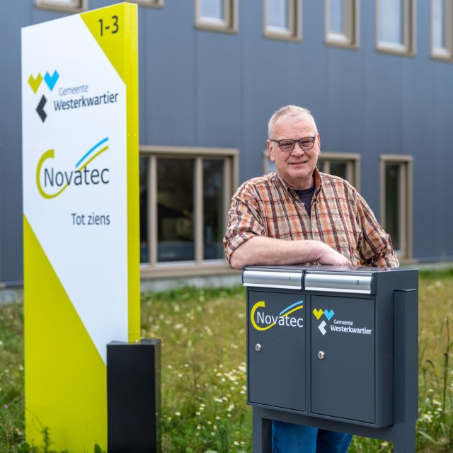 Minko de Boer bij de brievenbus van Novatec