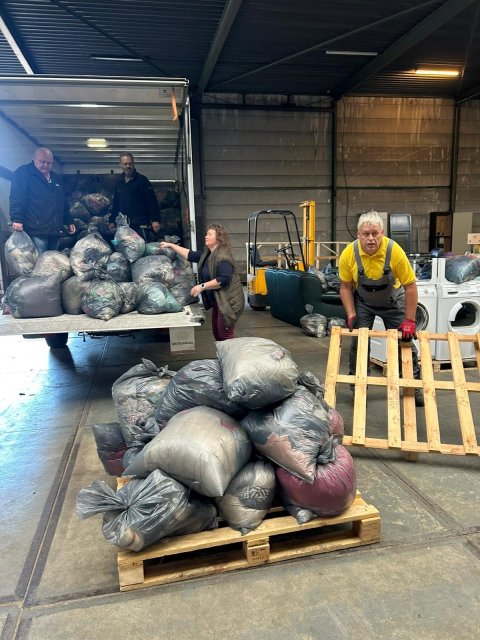 Medewerkers van de Kringloop laden goederen in die vanuit de Kringloopwinkel naar het oorlogsgebied worden gestuurd.