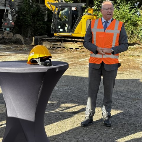 Speech Alderman Kok during start of demolition Vinkenhofjes