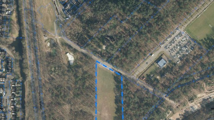 Op deze plattegrond is met blauwe markering de locatie van de opvanglocatie van het COA aangegeven. Het is een veld dat aan de noordkant wordt begrensd door de straat Pastoorsmast en aan de zuidkant door de A270. Links en rechts van het perceel staan bomen en struiken.
