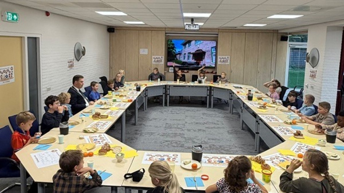 Kinderen ontbijten samen met burgemeester Van Genugten