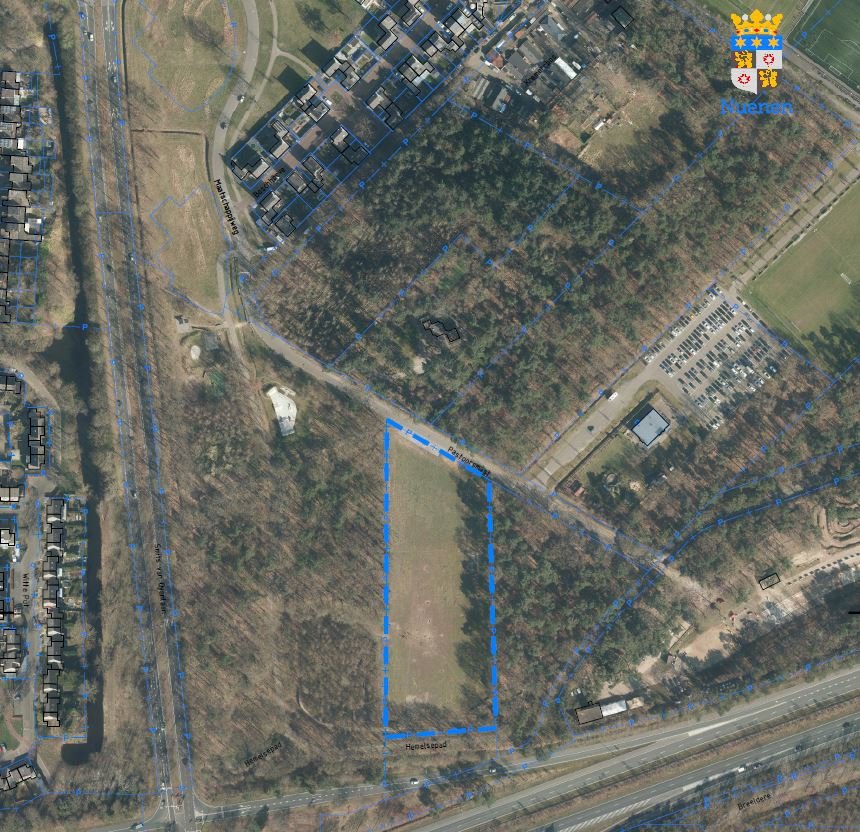 Op deze plattegrond is met blauwe markering de locatie van de opvanglocatie van het COA aangegeven. Het is een veld dat aan de noordkant wordt begrensd door de straat Pastoorsmast en aan de zuidkant door de A270. Links en rechts van het perceel staan bomen en struiken.
