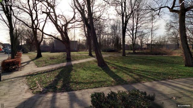 Foto van de huidige Kloostertuin met de gymzaal op de achtergrond