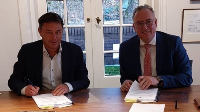 Patrick Kok, wethouder Wonen en Ruimte gemeente Nuenen en Sylvester Putters, directeur-bestuurder van Helpt Elkander ondertekenen de anterieure overeenkomst voor de Vinkenhofjes