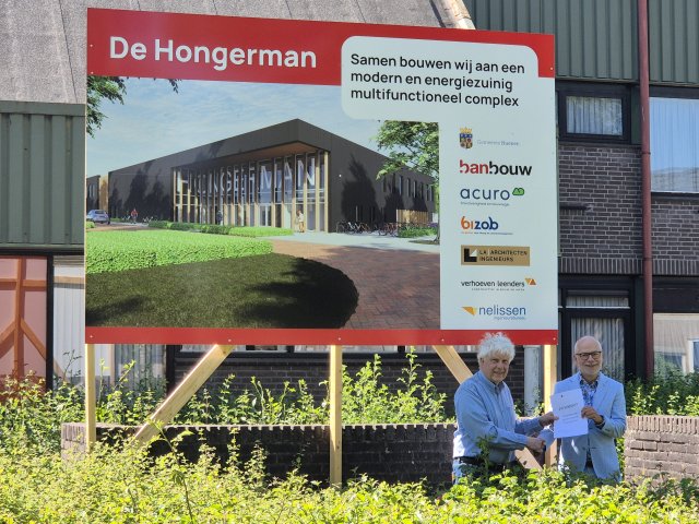Juror Roland van Pareren presents the jury report to Alderman Sandor Löwik