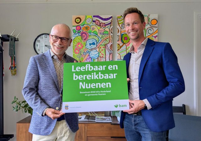 Alderman Sandor Löwik and Managing Director BAM Rob Leenders during the signing ceremony