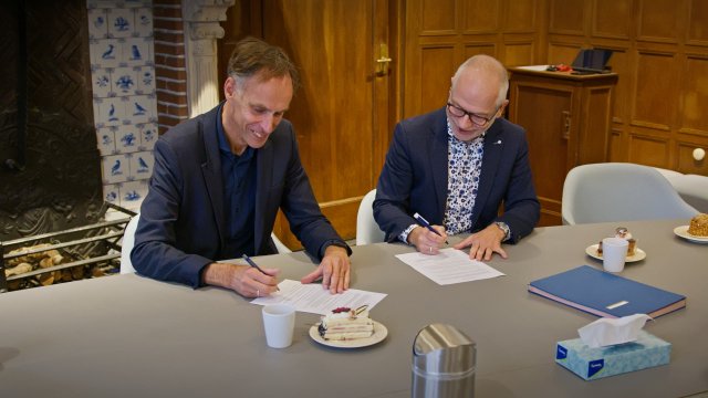 André Köster (KWA) en wethouder Sandor Löwik (gemeente Nuenen) ondertekenen de aanneemovereenkomst