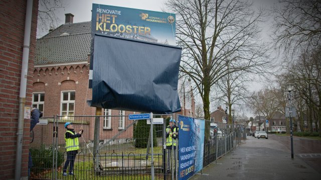 André Köster (directeur KWA) en Sandor Löwik (wethouder gemeente Nuenen) onthullen het bouwbord