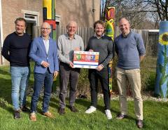 Overhandiging van de cheque van de Ronde Tafel Nuenen aan het Jeugdfonds Sport & Cultuur. v.l.n.r. Peter Overeem (coördinator Jeugdfonds Sport & Cultuur), wethouder Sandor Löwik, Riny van Rinsum (voorzitter Jeugdfonds Sport & Cultuur), Chris Heger (voorzitter goede doel, Ronde tafel Nuenen), Marvin Berrevoets (Voorzitter Ronde Tafel 187).
