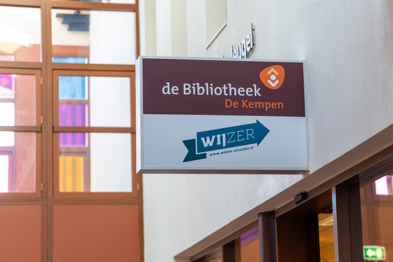 Bord van de bibliotheek en WIJzer in De Stoelendans in Oirschot.