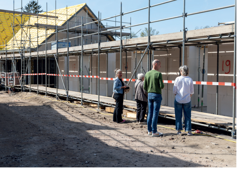 Toekomstige inwoners bij de bouw van woningen in Middelbeers.