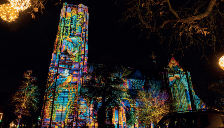De kerk in Oirschot verlicht tijdens GLOW Oirschot.