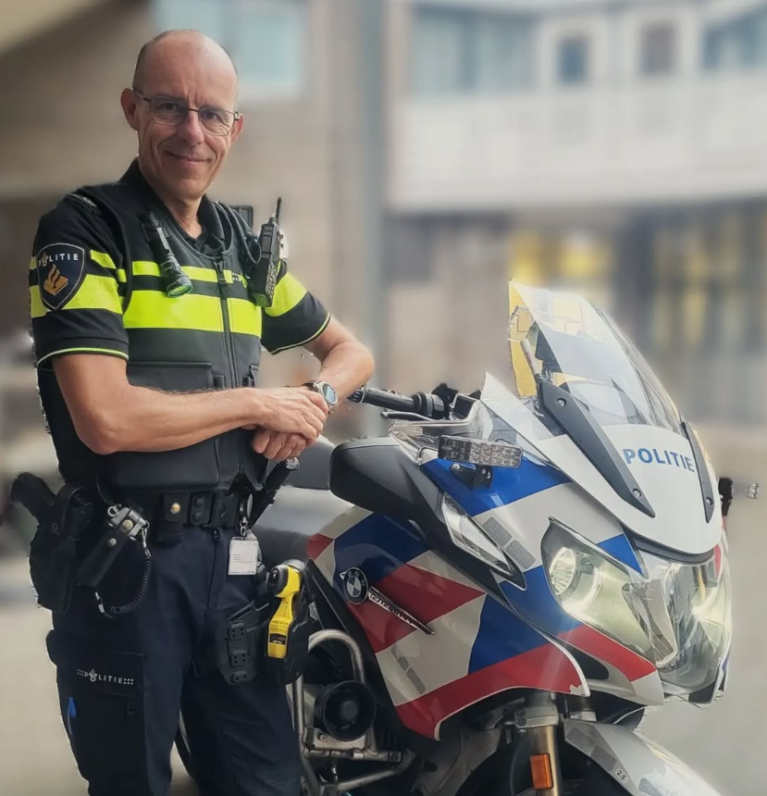 Wijkagent John Soetens en zijn motor.