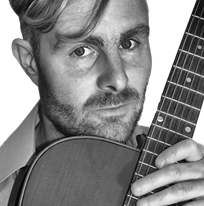 Lodewijk Lenaerts en zijn gitaar.