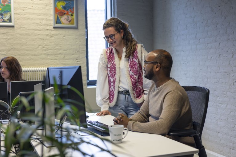 Werknemers van team Sociale Leefomgeving zijn met elkaar in gesprek.