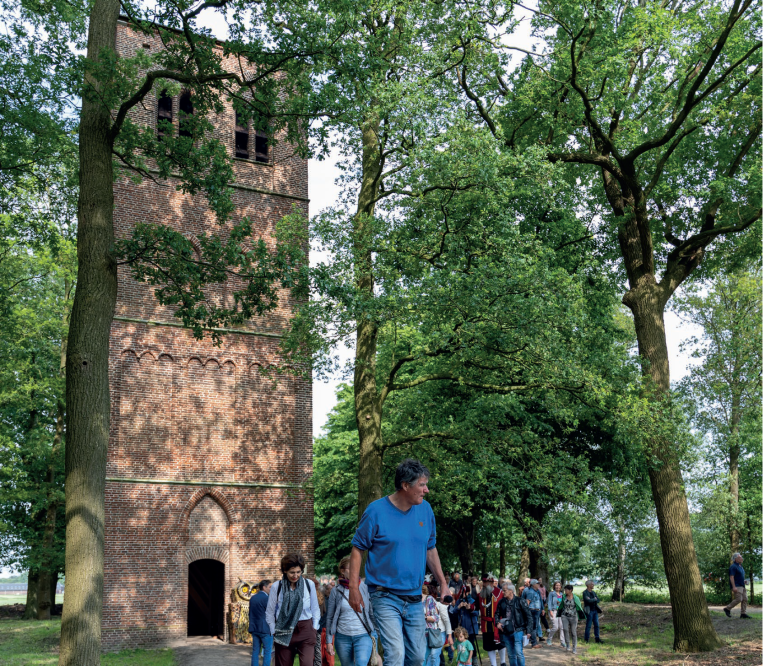 Mensen voor de Oude Toren in Oostelbeers.