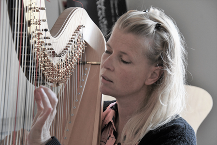 Docent Sabien met haar harp. 