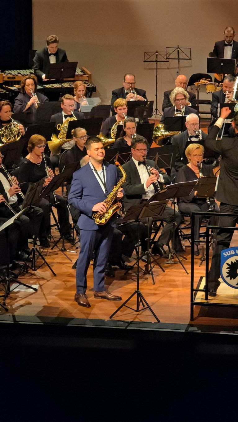 Thom Roosen en zijn saxofoon voor een orkest.