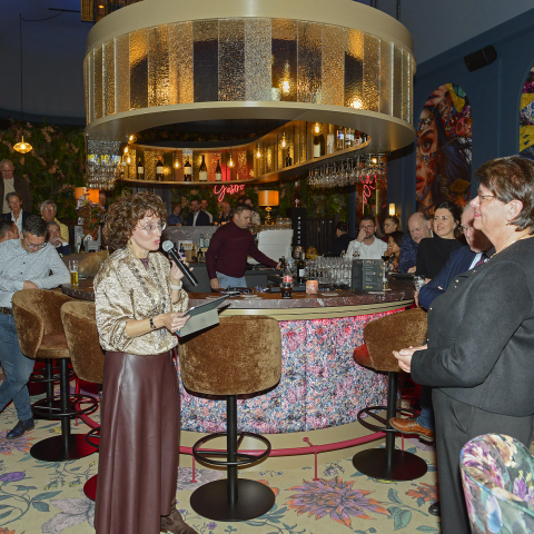 Burgemeester Judith Keijzers-Verschelling spreekt Corine van Overdijk toe.