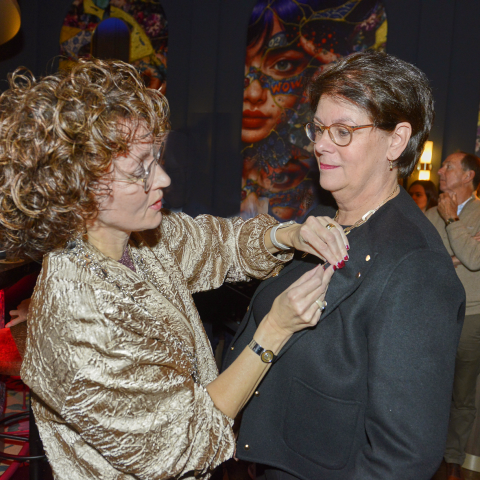 Corine van Overdijk krijgt de onderscheiding opgespeld.