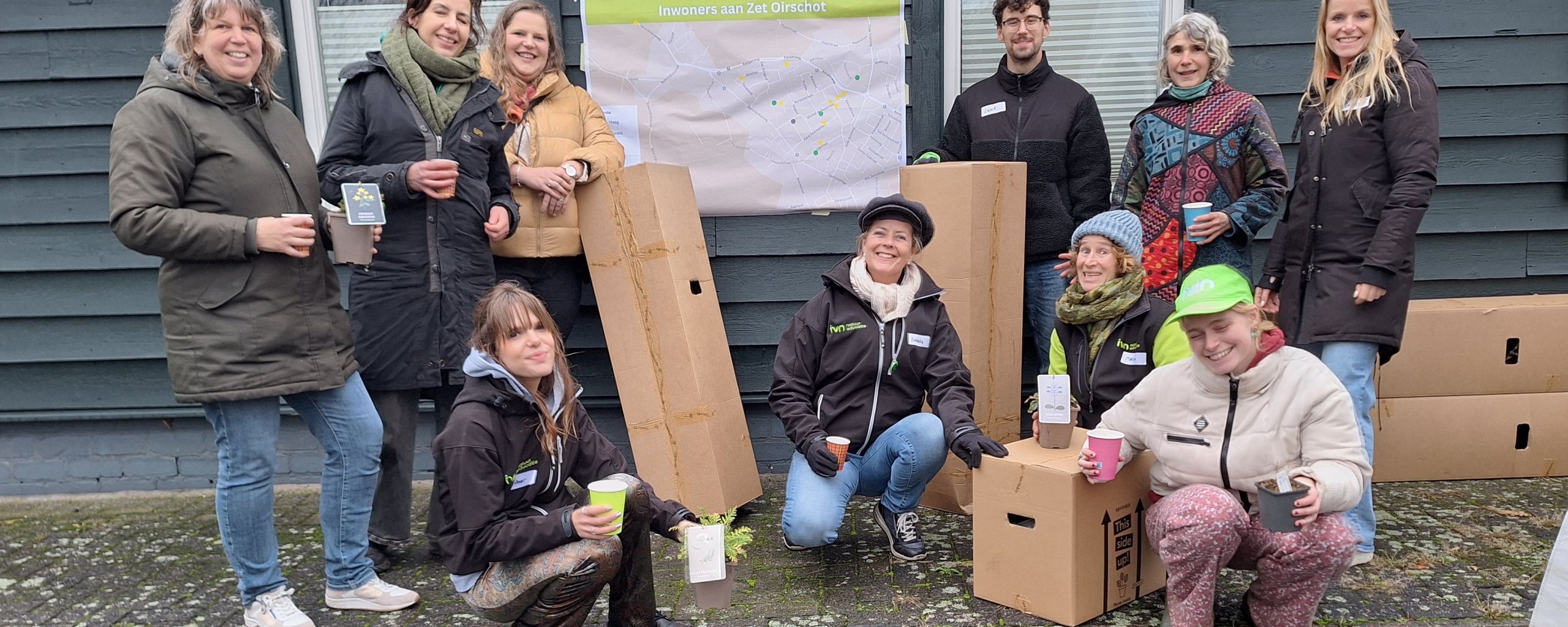 Groep inwoners die meededen aan de uitdeeldag
