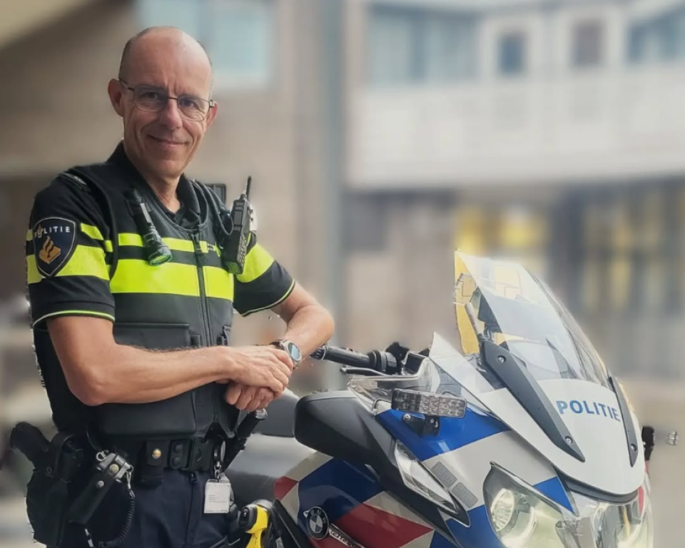 Wijkagent John Soetens en zijn motor.