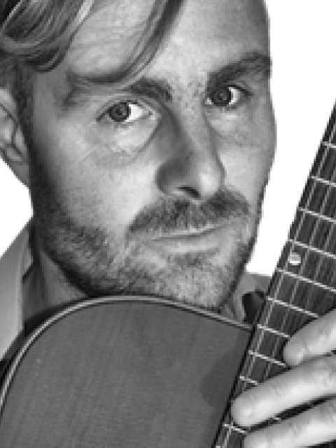 Lodewijk Lenaerts en zijn gitaar.