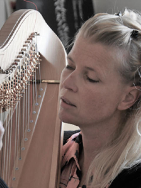 Docent Sabien met haar harp. 