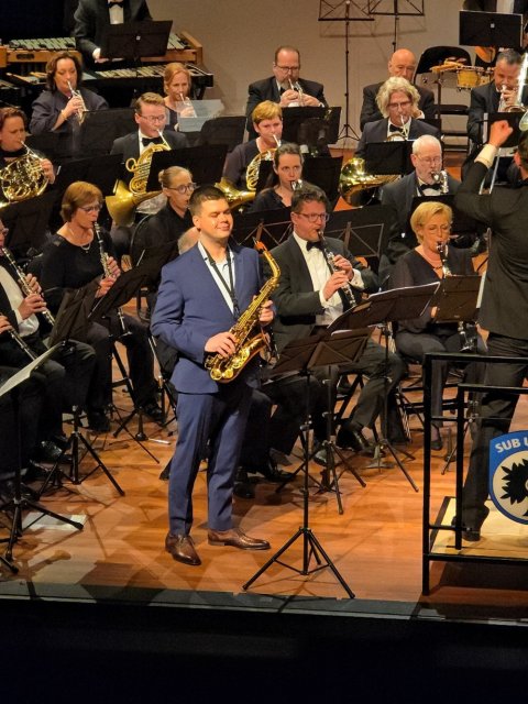 Thom Roosen en zijn saxofoon voor een orkest. 