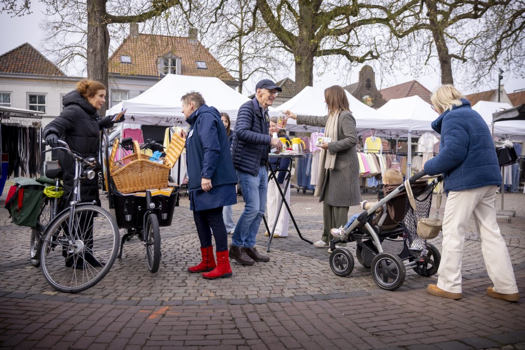 In gesprek met inwoners over geld op de weekmarkt in Oirschot.