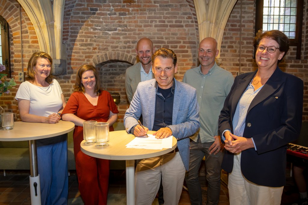 Liesbeth van den Berg-Hardenbol (onderwijsstichting Skobos namens kindcentrum de Vliertuin, Dalton kindcentrum AvontuurRijk, speelleerplein de Fonkeling, kindcentrum de Linde, kindcentrum de Plataan), Ilse Wassink (kindcentrum De Beuk), Rob van der Vorst (Kempenhorst College), wethouder Joep van de Ven, Ruben Sanders (kindcentrum de Korenbloem) en wethouder Corine van Overdijk.