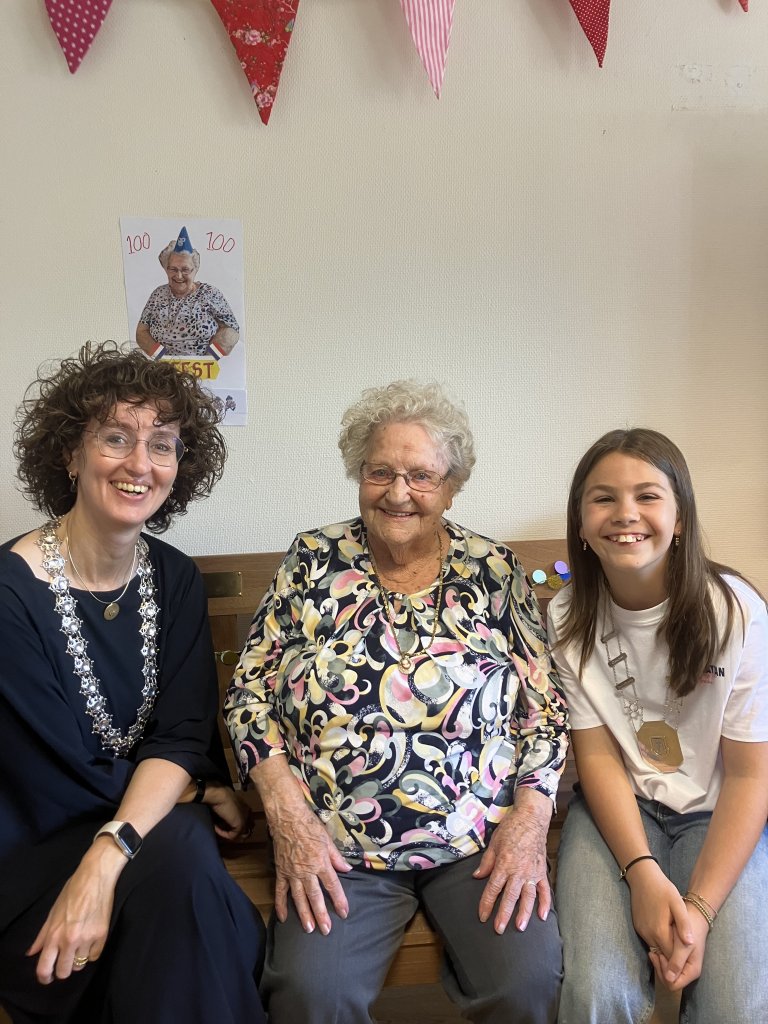 Burgemeester Judith Keijzers-Verschelling, mevrouw Van der Schoot-van der Mark en jeugdburgemeester Elise Baselmans.