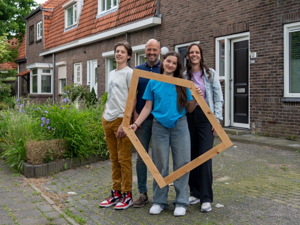 Gezin voor een aangepast huis.