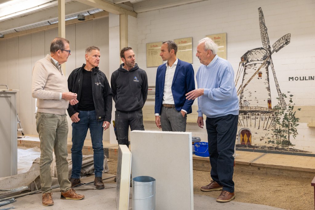 Penningmeester Frans Temeer en voorzitter Herman Klitsie bespreken de verduurzaming van het clubgebouw met wethouder Paul van den Biggelaar en de aannemers.
