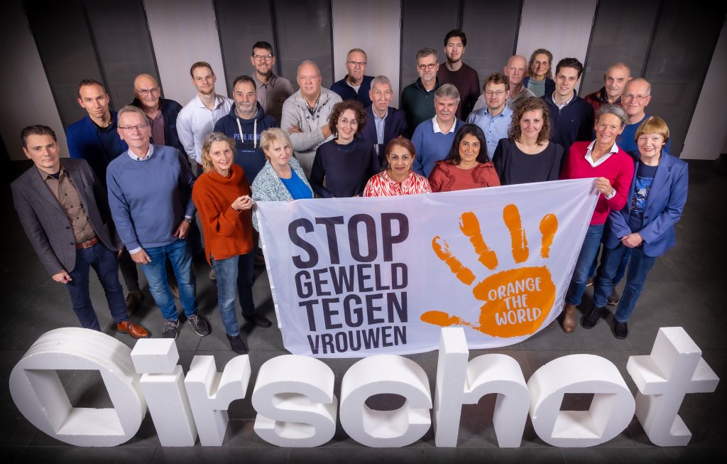 Gemeenteraad en College van Oirschot houdt de vlag van Orange the World vast