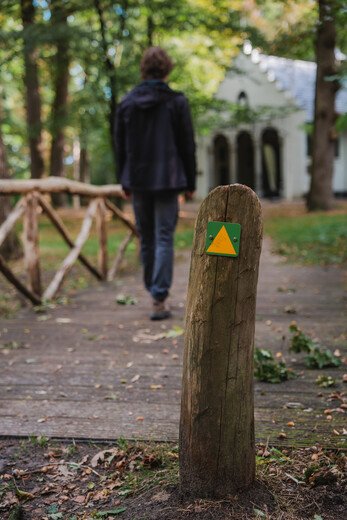 Paaltje met wandelroute-teken bij de Heilige Eik.