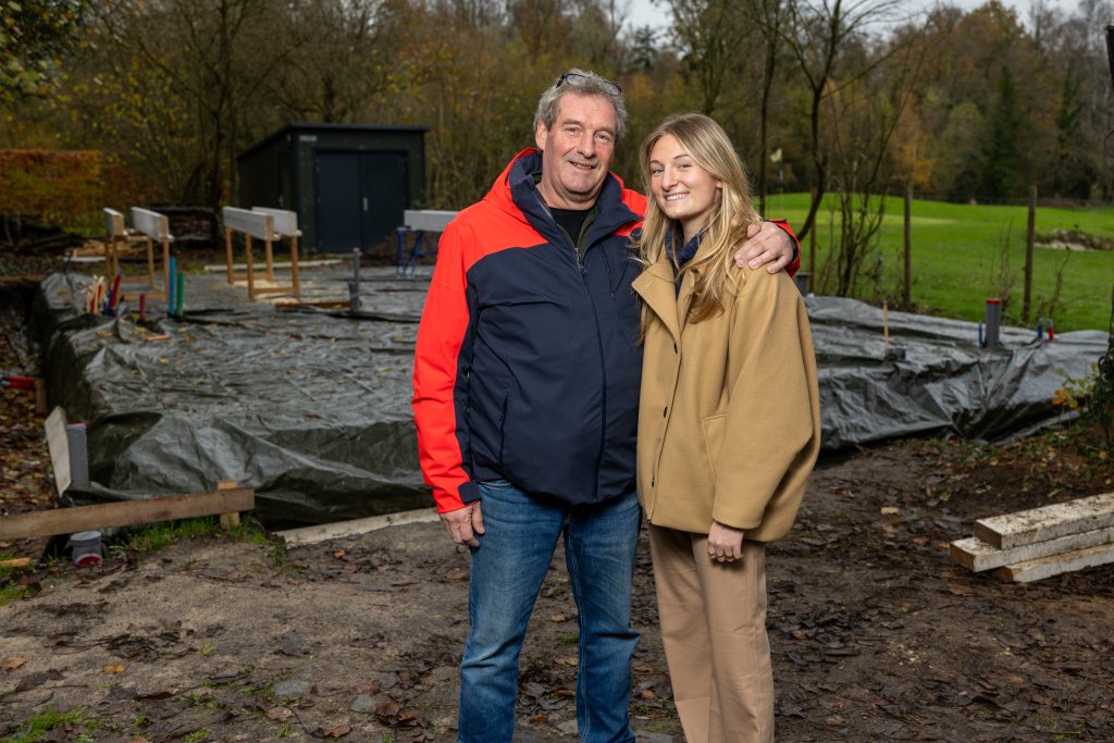 Jeroen en Cil Pel voor de meergeneratiewoning in aanbouw