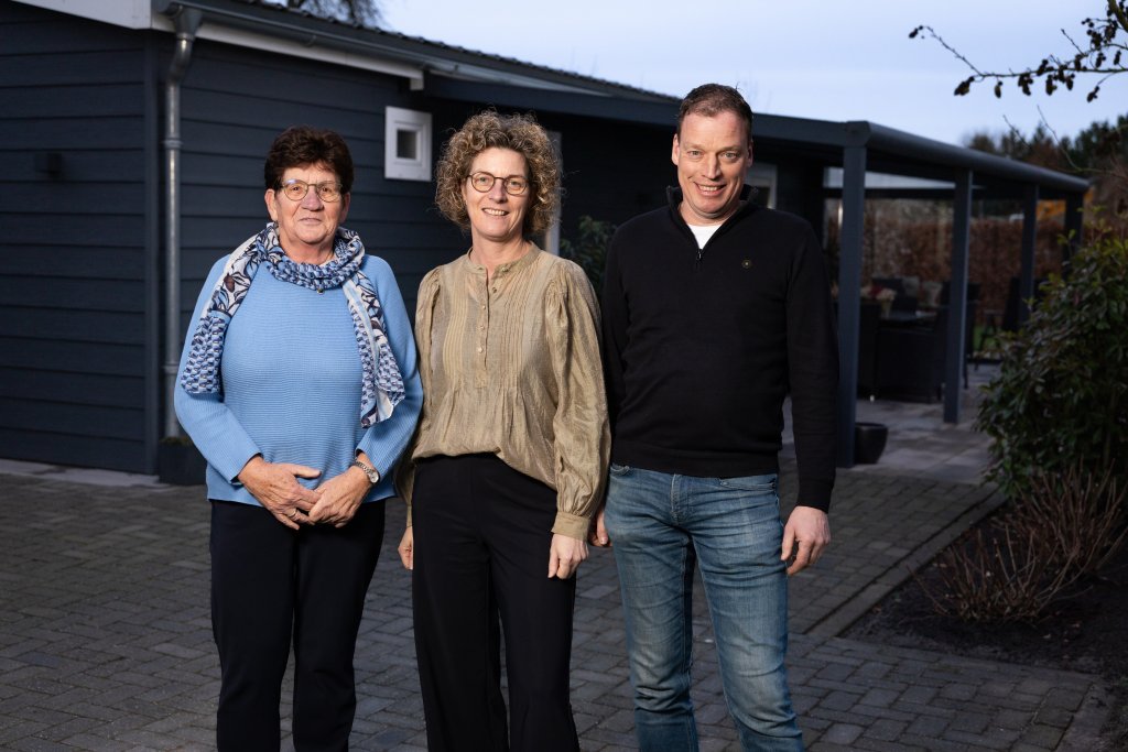 Bertha Smits met dochter Ingrid en schoonzoon Geert van de Sande voor haar mantelzorgwoning.