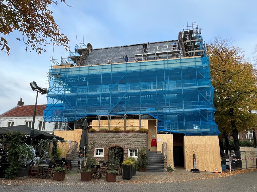 Het Oude Raadhuis in Oirschot in de steigers.